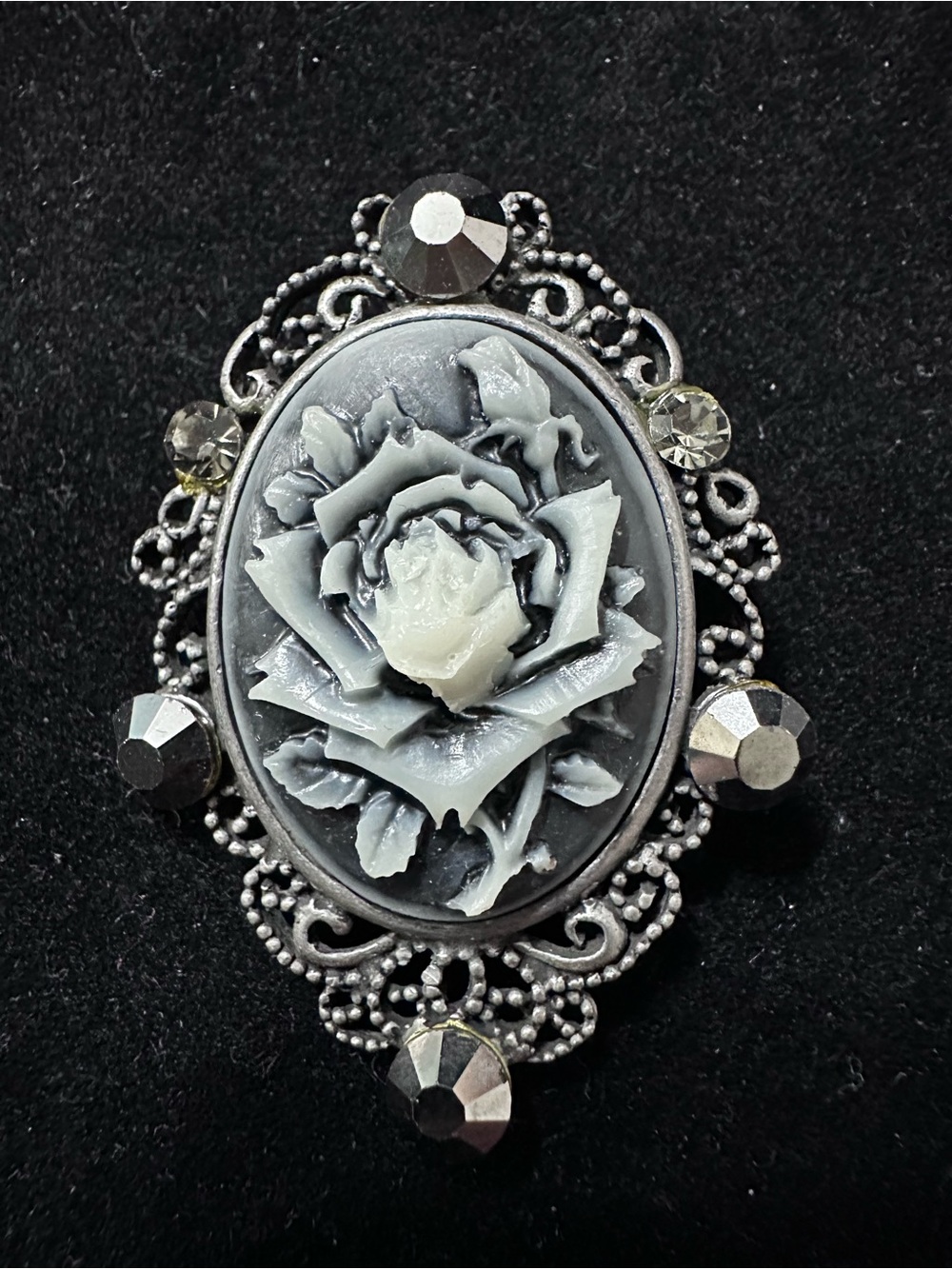 380- Victorian-Style Black and White Rose Cameo Brooch/pendant
